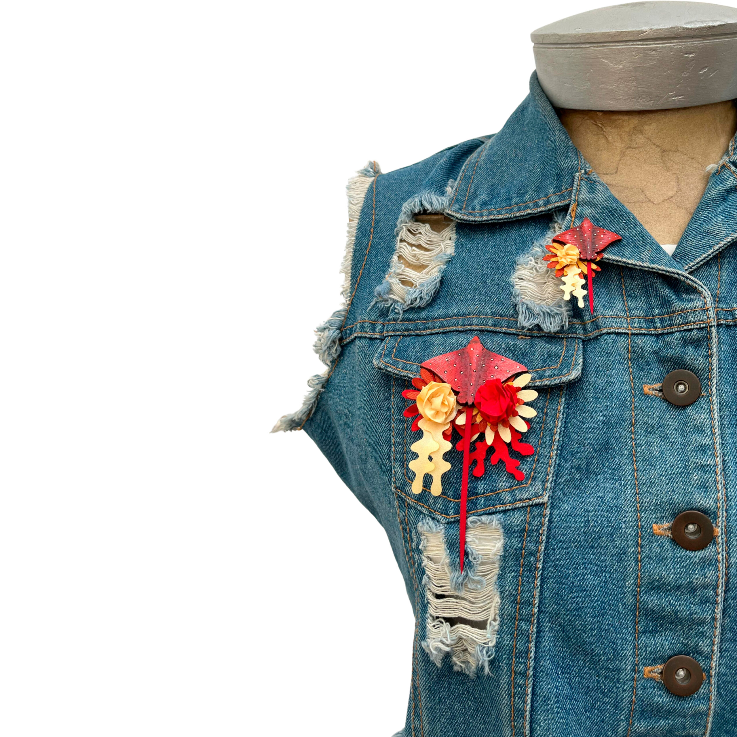 BROCHE MANTARAYA ROJA CHAQUETA